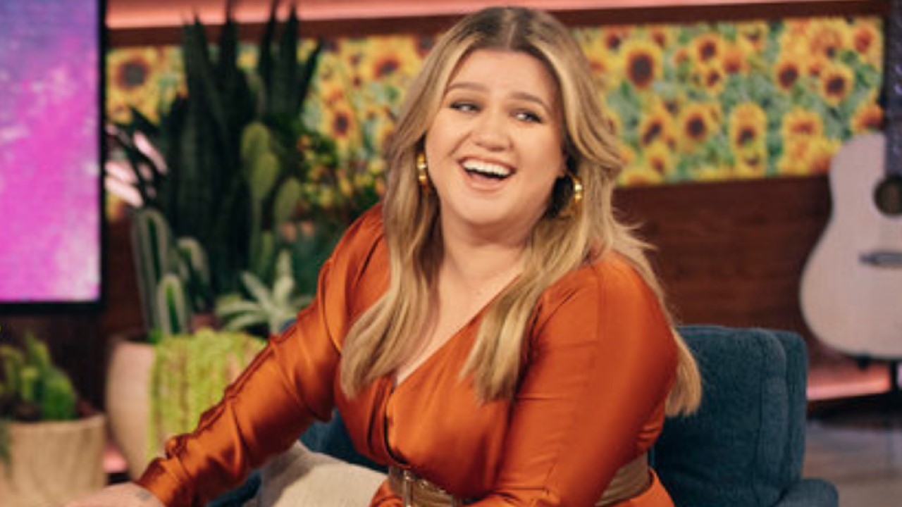 Kelly Clarkson Opens Up About What Weight Gain Means In Hollywood, And How She Broke Her Own Negative Self-Talk Cycle
