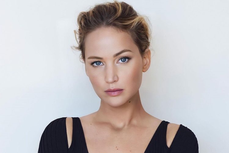 Jennifer Lawrence appears fully nude in latest movie