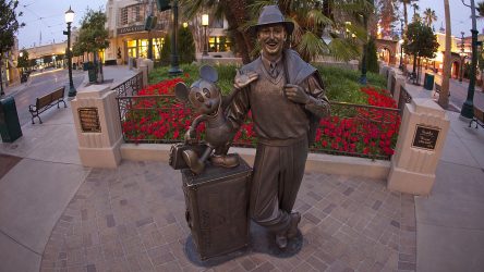 Watch Mickey Mouse Meet A Walt Disney Cosplayer At Disneyland In Incredibly Heartwarming Viral Video