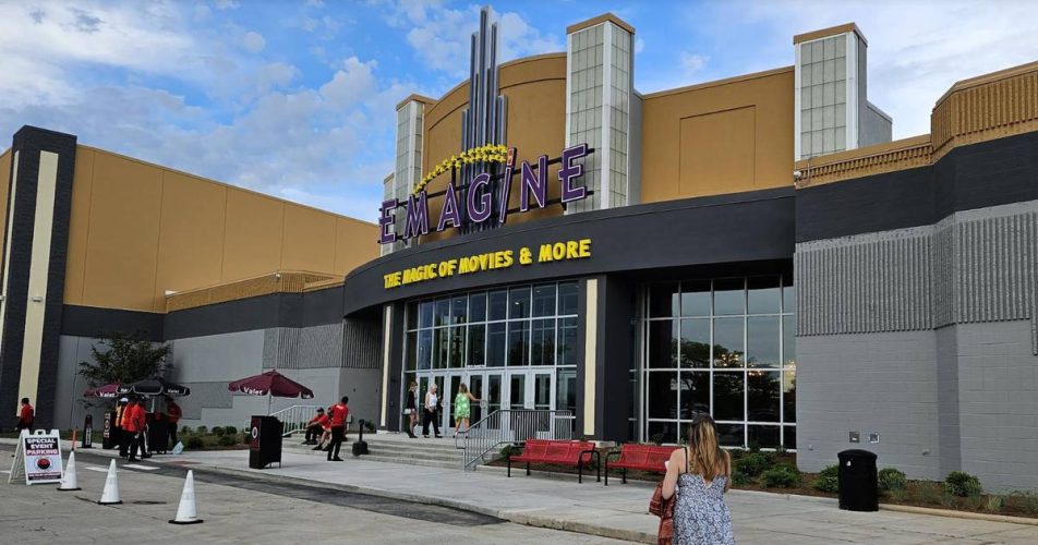 New Batavia movie theater opens