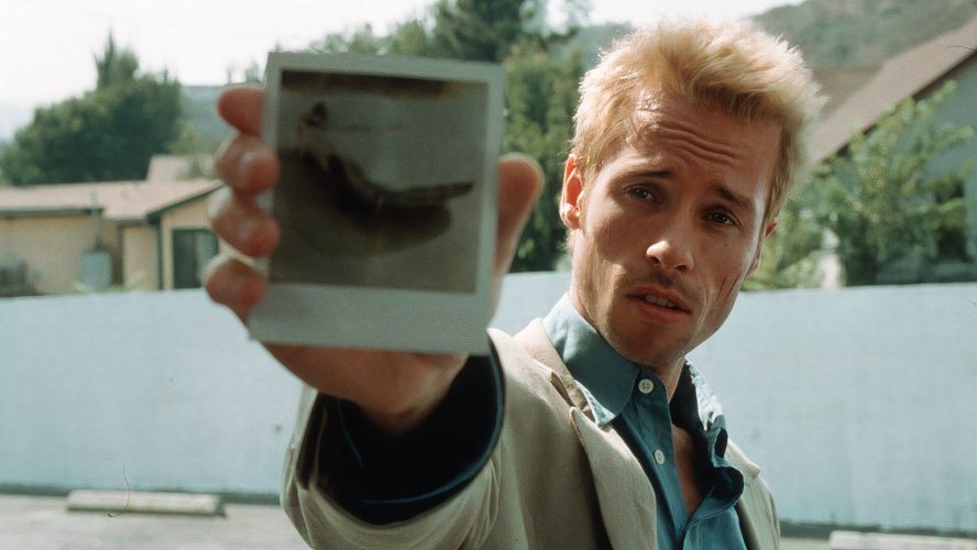 Guy Pearce Discusses the "Genius" of Christopher Nolan's 'Memento'