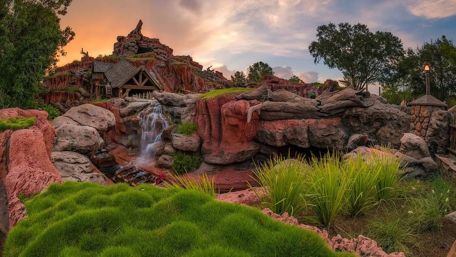 Throwback Disney World Video Shows A Time A Cast Member Shooed Away Alligator As Nearby Splash Mountain Riders Float By